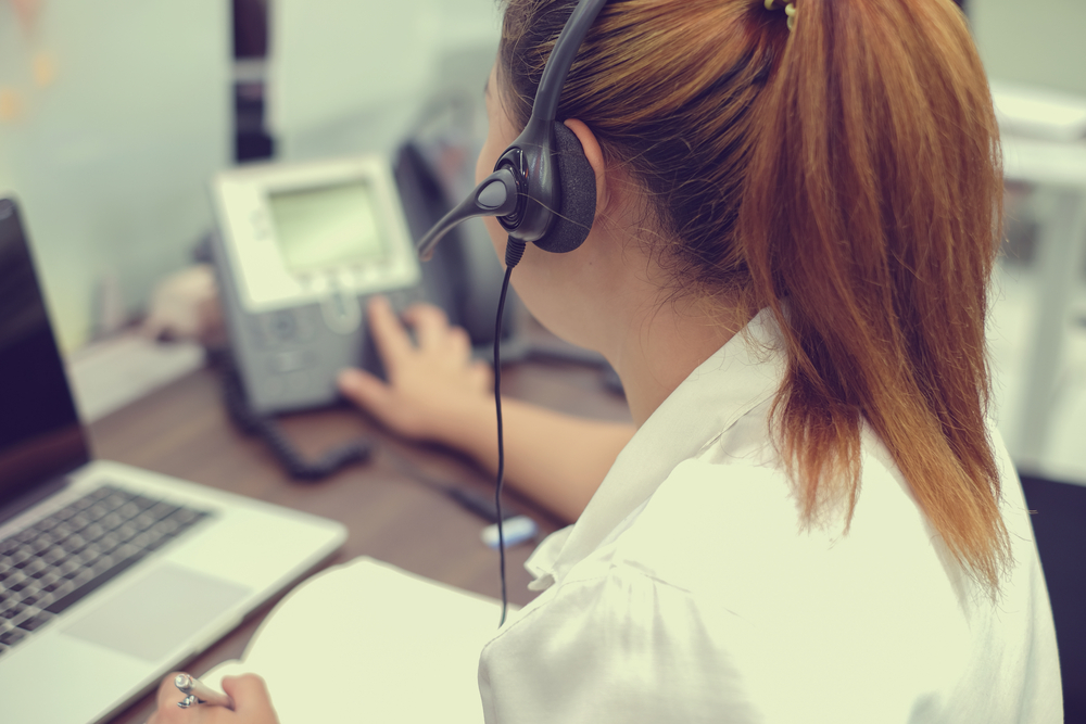 Intervenant au téléphone